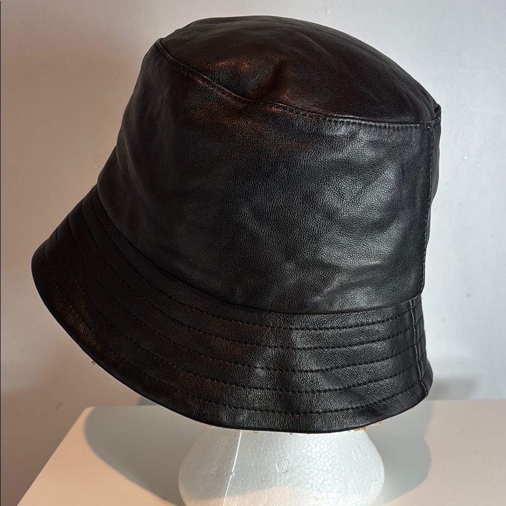Danier Black lamb leather Bucket Hat faux Sherpa inside size XS/S